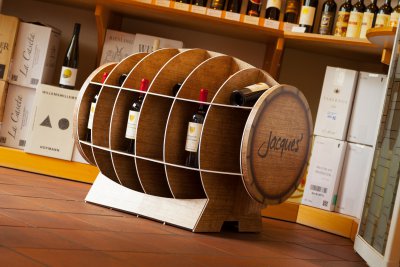 Weinfass als warentragendes Display für Jacques Wein-Depot, bedruckt, konturgeschnitten, als Bausatz mit hoher Traglast.